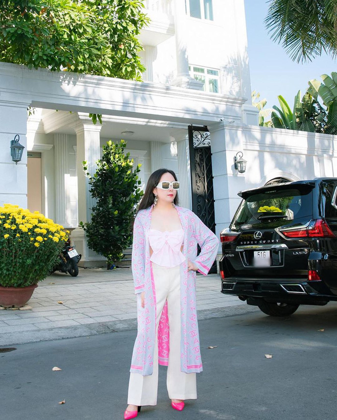 Phượng Chanel lại tấu hài với bộ cánh như đi diễn tuồng-7