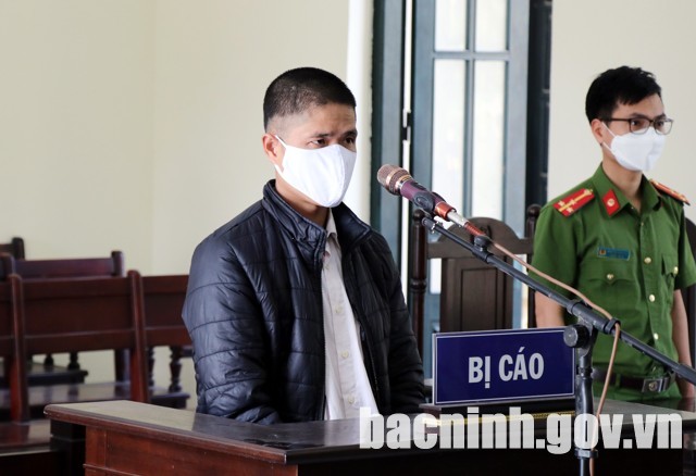 1 năm tù cho người không đeo khẩu trang, đập vỡ điện thoại công an-2