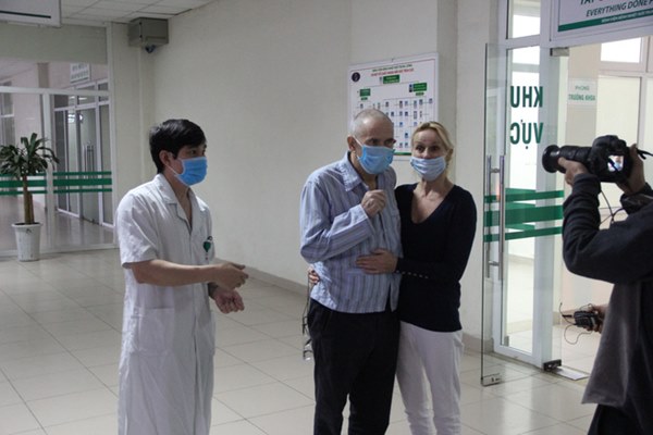 Bệnh nhân người Anh mắc Covid-19 nặng phải thở máy đã được các bác sĩ giành giật lại sự sống như thế nào?-2