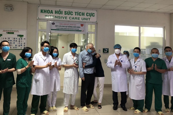 BV Bệnh Nhiệt đới TP.HCM: Phim phổi nam phi công người Anh mờ cả 2 bên, đông đặc toàn bộ bên phải-3