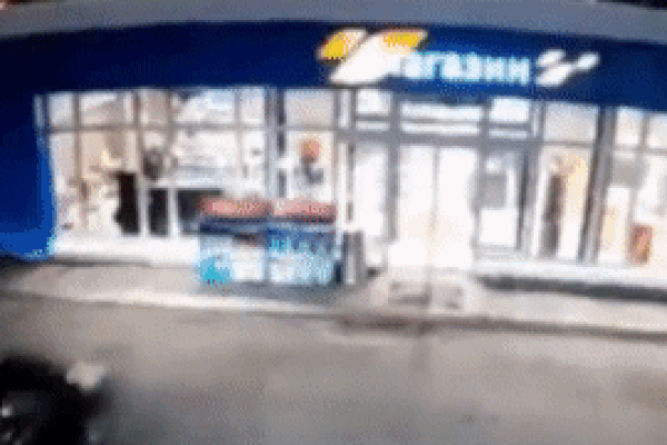 Ôtô đâm thẳng vào cửa hàng, tông trúng nhân viên bảo vệ