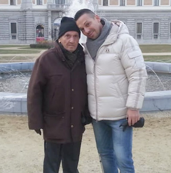 Hai bố con người Ý nhiễm Covid-19 nhưng bố qua đời, con trai vật lộn với cảm giác tội lỗi thông qua đoạn video khiến ai cũng đau lòng-2