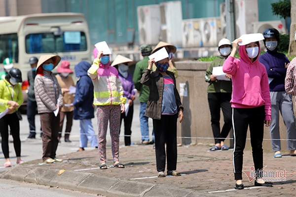 Sau khi công bố bệnh nhân 266 nhiễm COVID-19 ở Hà Nội, phong tỏa các cửa ngõ toàn xã Dũng Tiến, người dân nhờ tiếp thực phẩm qua hàng rào-11