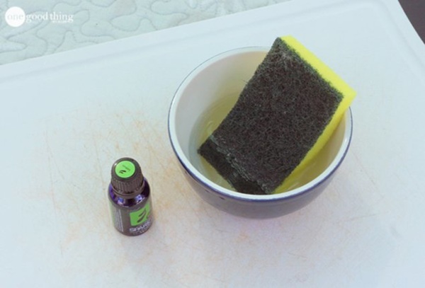 Biến thớt nhựa chằng chịt vết trầy xước thành trắng tinh như mới trong chưa đầy 1 phút-2