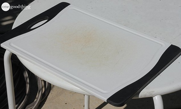 Biến thớt nhựa chằng chịt vết trầy xước thành trắng tinh như mới trong chưa đầy 1 phút-4