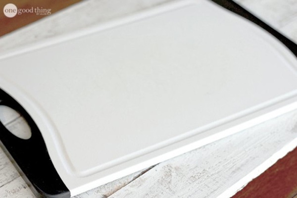 Transform scratched plastic cutting board into new white in less than 1 minute-5