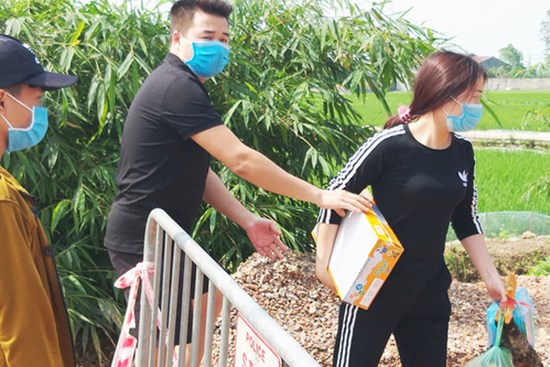 Sau khi công bố bệnh nhân 266 nhiễm COVID-19 ở Hà Nội, phong tỏa các cửa ngõ toàn xã Dũng Tiến, người dân nhờ tiếp thực phẩm qua hàng rào