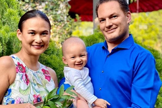 Vợ đại gia của chồng cũ Hồng Nhung khoe khoảnh khắc hạnh phúc cùng ông xã và con trai đón năm mới truyền thống Myanmar