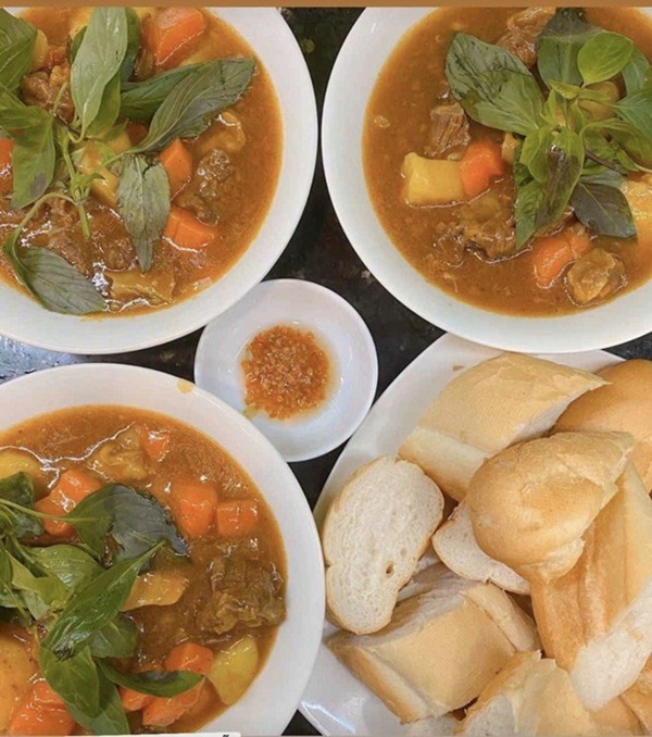 Siêu mẫu Ngọc Thạch giờ thành mẹ đảm, nấu ăn mùa dịch bị trêu Lượm hình trên mạng-13