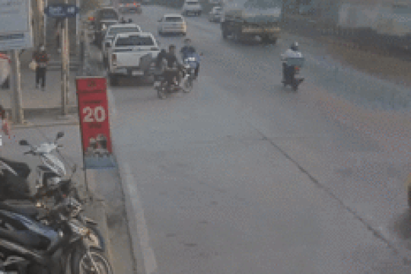 Chạy ngược chiều trên đường, tài xế xe máy gặp tai nạn liên hoàn