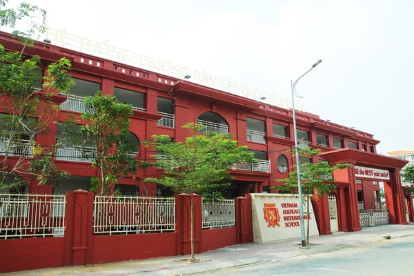 Trường học dựng vách ngăn chống dịch trong canteen, học trò ôm đầu méo mặt vì dòng chữ đặc biệt trên vách-5