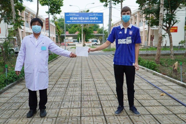 Người dân Anh tuân thủ giãn cách xã hội khi đi siêu thị-1