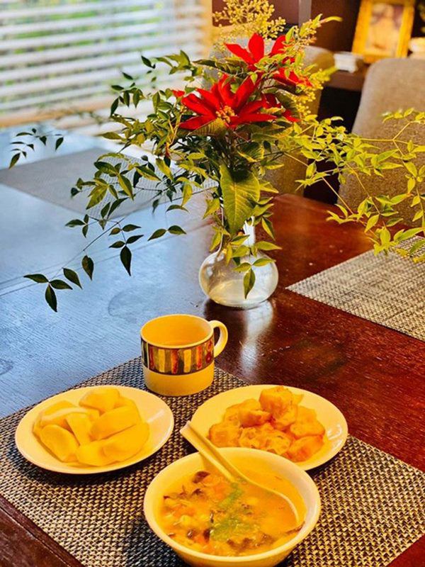 Sao Việt khoe vườn: NSND Hồng Vân nuôi gà, Quốc Thuận có nhà xum xuê cây-9