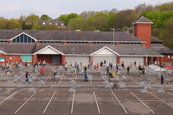 Người dân Anh tuân thủ giãn cách xã hội khi đi siêu thị