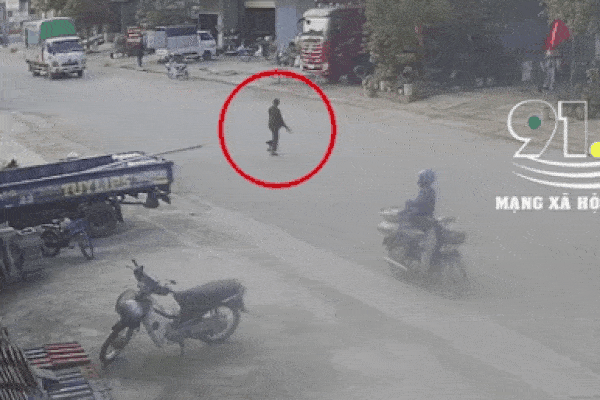 Hí hửng đòi chị cho đắp mặt làm đẹp, cậu em trai có biểu cảm trông đến tội khi nghe tiếng chân bố về-4