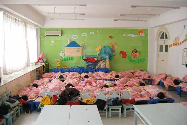 Nghỉ ở nhà quá lâu, bé trai lớp 1 khóc nức nở, không nhớ lớp học ở đâu-3