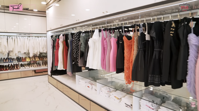 Choáng ngợp tủ đồ hiệu cực khủng của mỹ nhân Vbiz: Ngọc Trinh bày biện như mê cung, Phạm Hương cũng hoành tráng không kém!-5