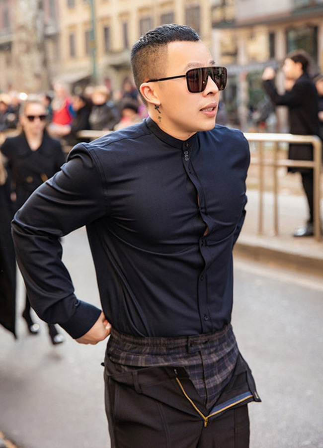 Vừa có thông báo giãn cách xã hội thêm 1 tuần lễ, Phượng Chanel đã đăng ảnh Vũ Khắc Tiệp kèm thông báo: Bạn tôi chính thức cách ly lần 5-2