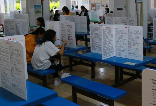 Trường học dựng vách ngăn chống dịch trong canteen, học trò ôm đầu méo mặt vì dòng chữ đặc biệt trên vách-1