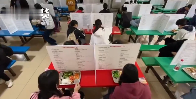 Trường học dựng vách ngăn chống dịch trong canteen, học trò ôm đầu méo mặt vì dòng chữ đặc biệt trên vách-2