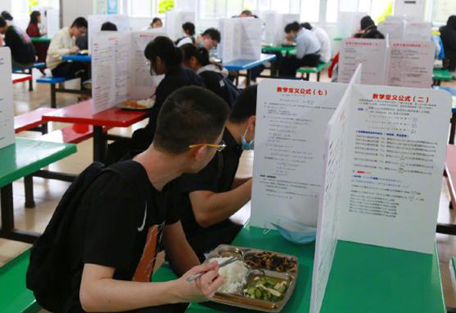 Trường học dựng vách ngăn chống dịch trong canteen, học trò ôm đầu méo mặt vì dòng chữ đặc biệt trên vách-3