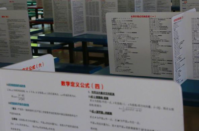 Trường học dựng vách ngăn chống dịch trong canteen, học trò ôm đầu méo mặt vì dòng chữ đặc biệt trên vách-4