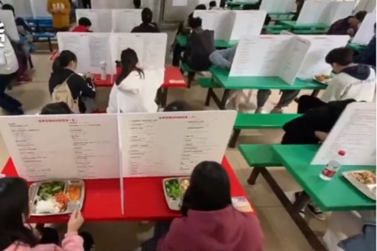 Trường học dựng vách ngăn chống dịch trong canteen, học trò ôm đầu méo mặt vì dòng chữ đặc biệt trên vách