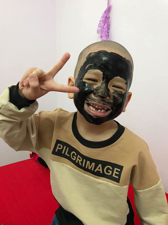 Hí hửng đòi chị cho đắp mặt làm đẹp, cậu em trai có biểu cảm trông đến tội khi nghe tiếng chân bố về-2