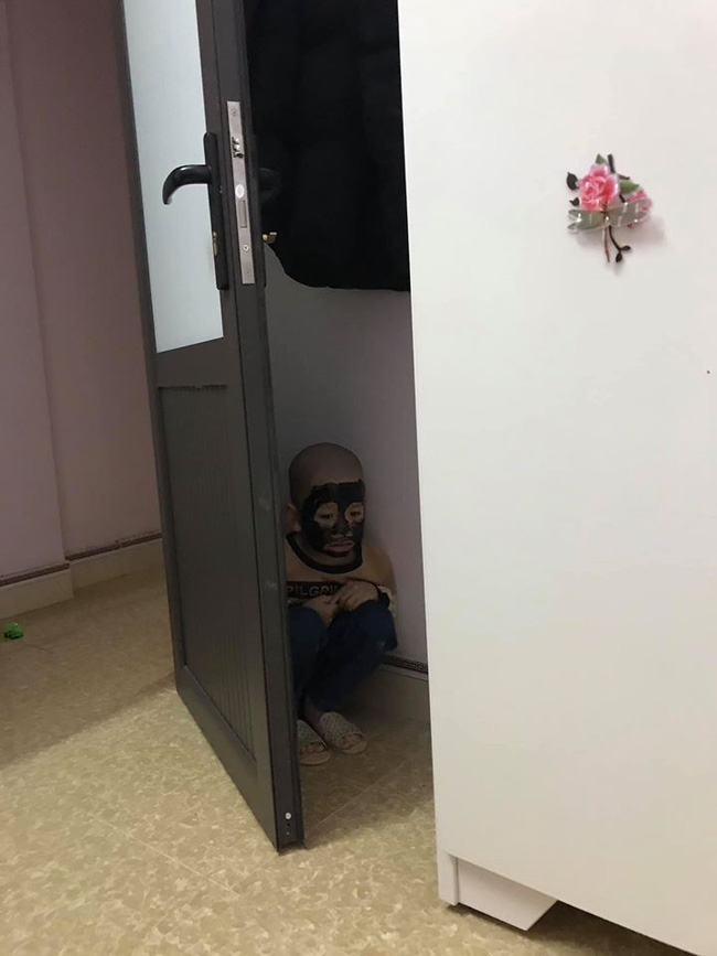 Hí hửng đòi chị cho đắp mặt làm đẹp, cậu em trai có biểu cảm trông đến tội khi nghe tiếng chân bố về-3