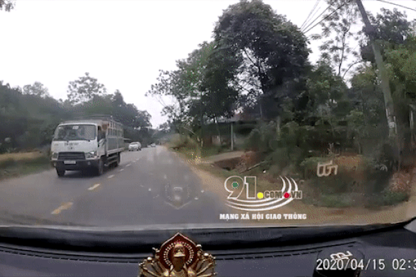 Tài xế buồn ngủ, ôtô lao xuống rãnh nước bên đường rồi lật nghiêng