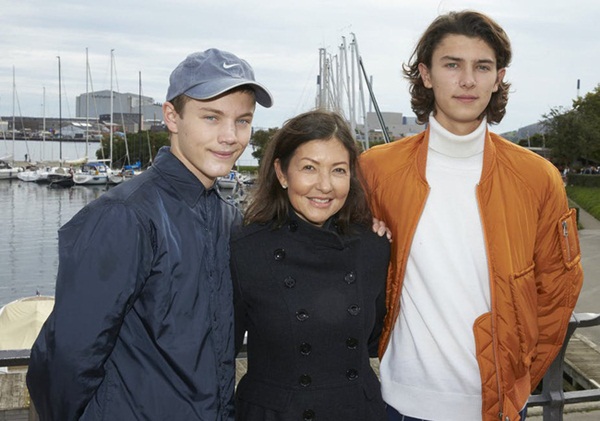 Hoàng tử Đan Mạch đẹp tựa nam thần khiến nhiều thiếu nữ tan giấc mộng khi giới thiệu bạn gái, người may mắn được chọn cũng vô cùng ưu tú-1