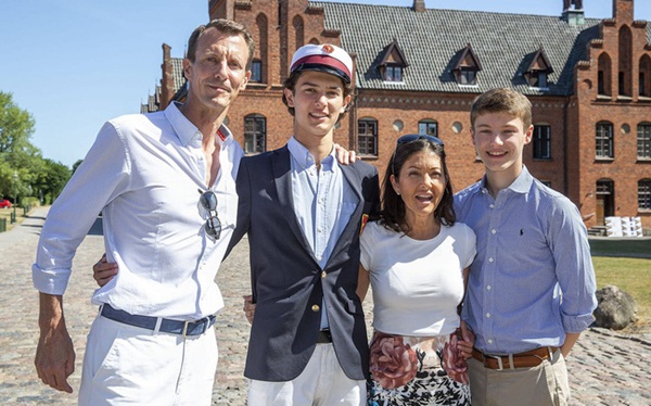 Hoàng tử Đan Mạch đẹp tựa nam thần khiến nhiều thiếu nữ tan giấc mộng khi giới thiệu bạn gái, người may mắn được chọn cũng vô cùng ưu tú-4