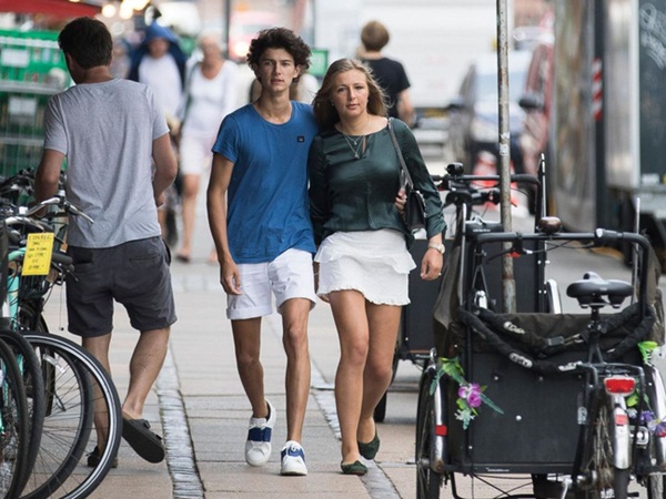 Hoàng tử Đan Mạch đẹp tựa nam thần khiến nhiều thiếu nữ tan giấc mộng khi giới thiệu bạn gái, người may mắn được chọn cũng vô cùng ưu tú-7