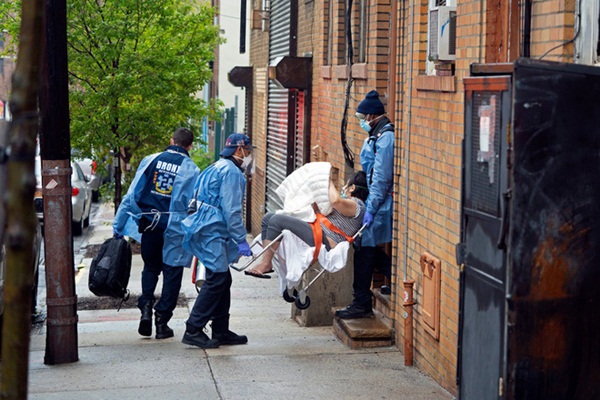 Thống đốc Cuomo: Xin thứ lỗi cho sự kiêu ngạo của New York, chúng tôi không nghĩ tình hình sẽ tệ như các nước khác-1