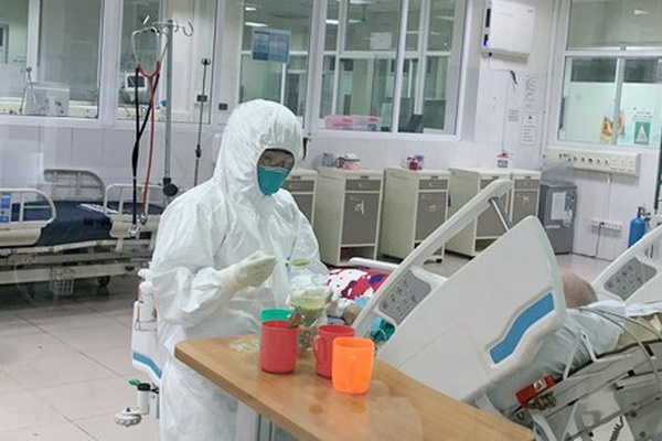 Phi công người Anh mắc Covid-19 nặng có tiến triển tích cực, chuẩn bị được cai ECMO-1