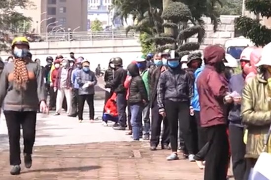 Hàng người san sát trước 'siêu thị 0 đồng' giữa cao điểm Covid-19