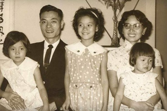 Ông bố bị chê cười vì đẻ liền tù tì