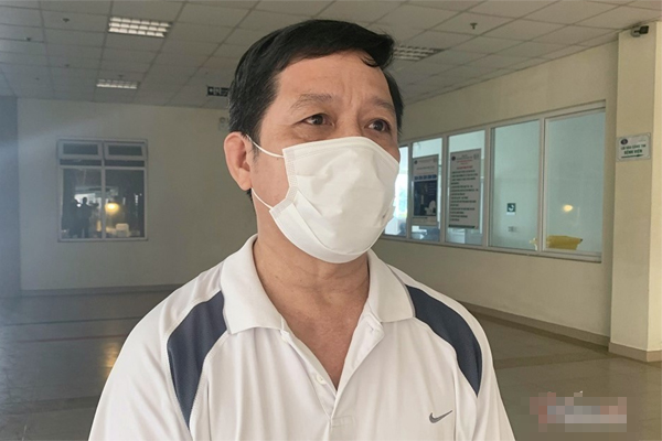 Xếp hàng hơn nửa km chờ lấy gạo ATM-11