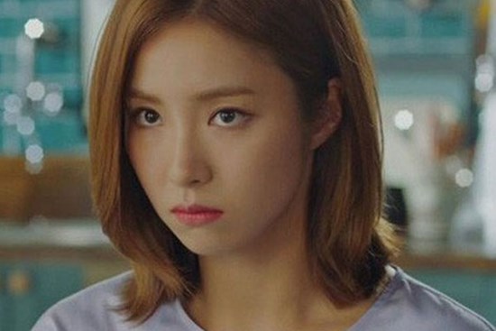 Mẹ chồng, nàng dâu ‘từ mặt’ vì thói quen thơm má trẻ