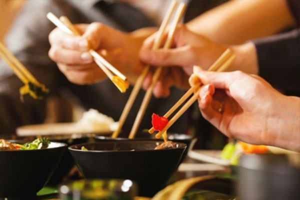 Thớt nào cũng có một chiếc lỗ nhỏ, nhưng 30 năm rồi, hôm nay tôi mới biết công dụng thực sự của nó-4