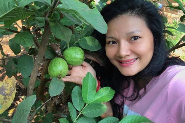 2 nghệ sĩ miền Tây ra ngoài thiện nguyện vô số, ở biệt thự vẫn cuốc đất làm vườn-16