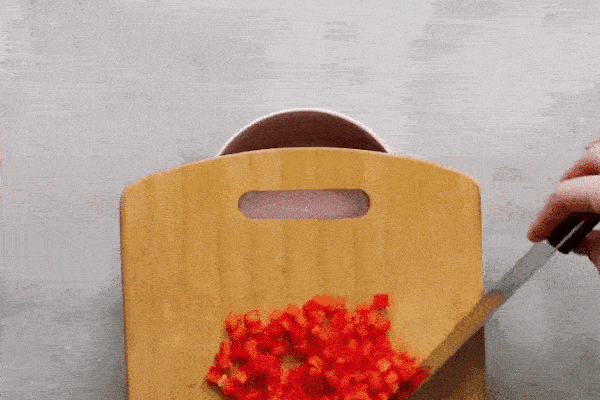 Thớt nào cũng có một chiếc lỗ nhỏ, nhưng 30 năm rồi, hôm nay tôi mới biết công dụng thực sự của nó