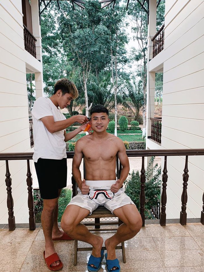 Chuyện tóc tai mùa dịch của cầu thủ: Đức Chinh cố thủ không để thầy cắt tóc, bất ngờ với Đình Trọng râu ria xồm xoàm-7