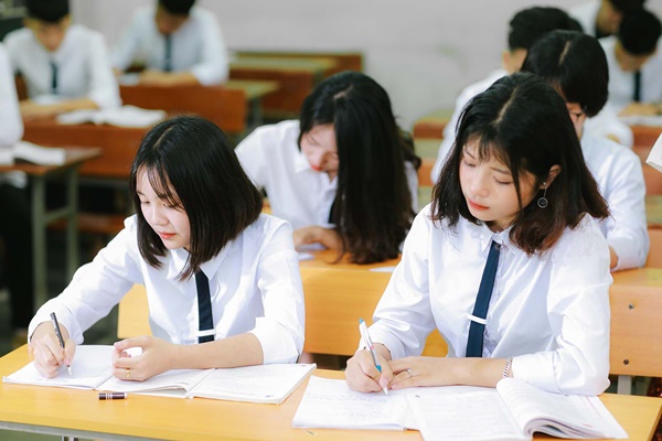 Bộ GD-ĐT: Xem xét cho HS lớp 9, lớp 12 đi học trước; 3 buổi/ tuần-3