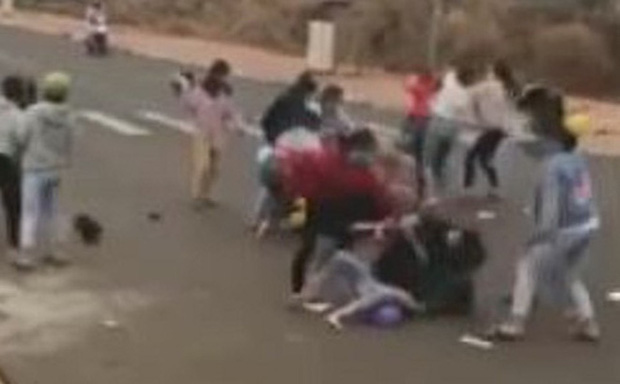 Nhóm nữ sinh túm tóc, đánh nhau kinh hoàng, nam sinh reo hò cổ vũ ở Bình Phước-1