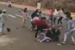 Nữ sinh lớp 10 ở Hà Nội đánh nhau trước cổng trường vì nghi bị nhìn đểu-3
