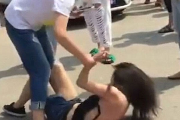 Gọi bạn về nhà nhậu nhẹt, thiếu bia chồng sai vợ đi mua thêm không ngờ chỉ 5 phút sau, cô khiến cả mâm nhậu đứng hình, anh chồng khiếp vía-3