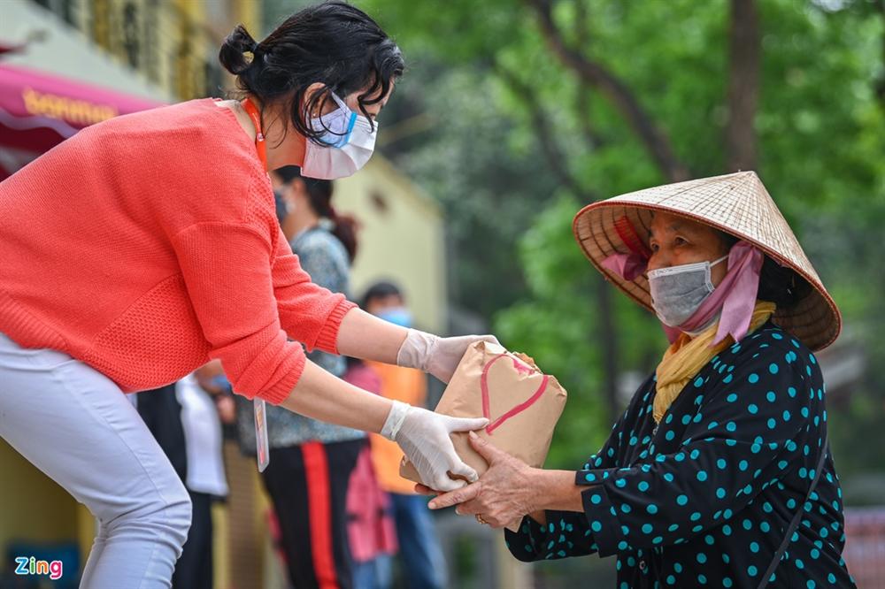 Xếp hàng hơn nửa km chờ lấy gạo ATM-1