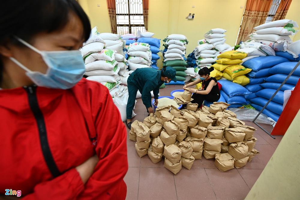 Xếp hàng hơn nửa km chờ lấy gạo ATM-10