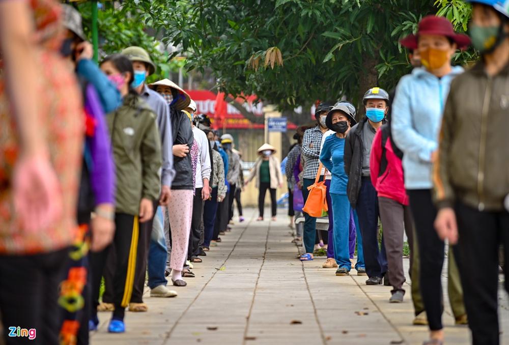 Xếp hàng hơn nửa km chờ lấy gạo ATM-2